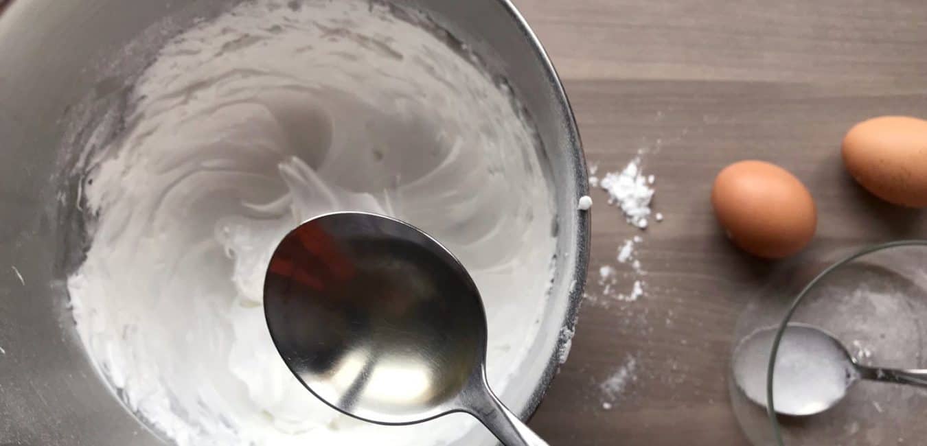 Mini dortíčky Pavlova se šlehačkou a ovocem