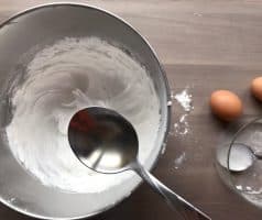 Mini dortíčky Pavlova se šlehačkou a ovocem