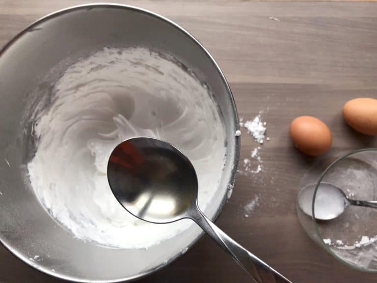 Mini dortíčky Pavlova se šlehačkou a ovocem