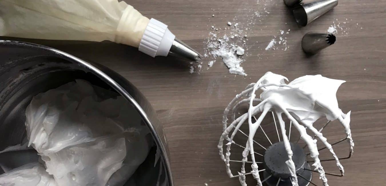 Mini dortíčky Pavlova se šlehačkou a ovocem