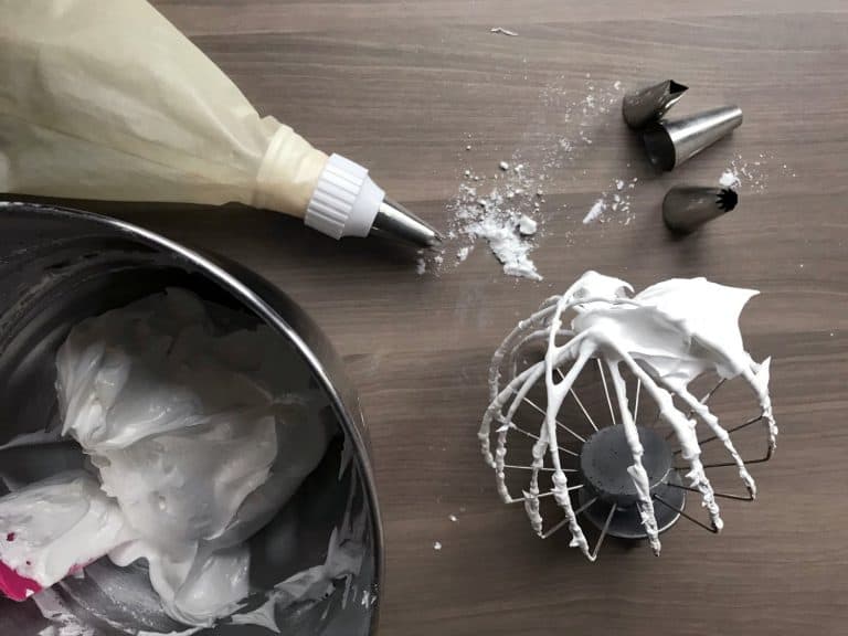 Mini dortíčky Pavlova se šlehačkou a ovocem