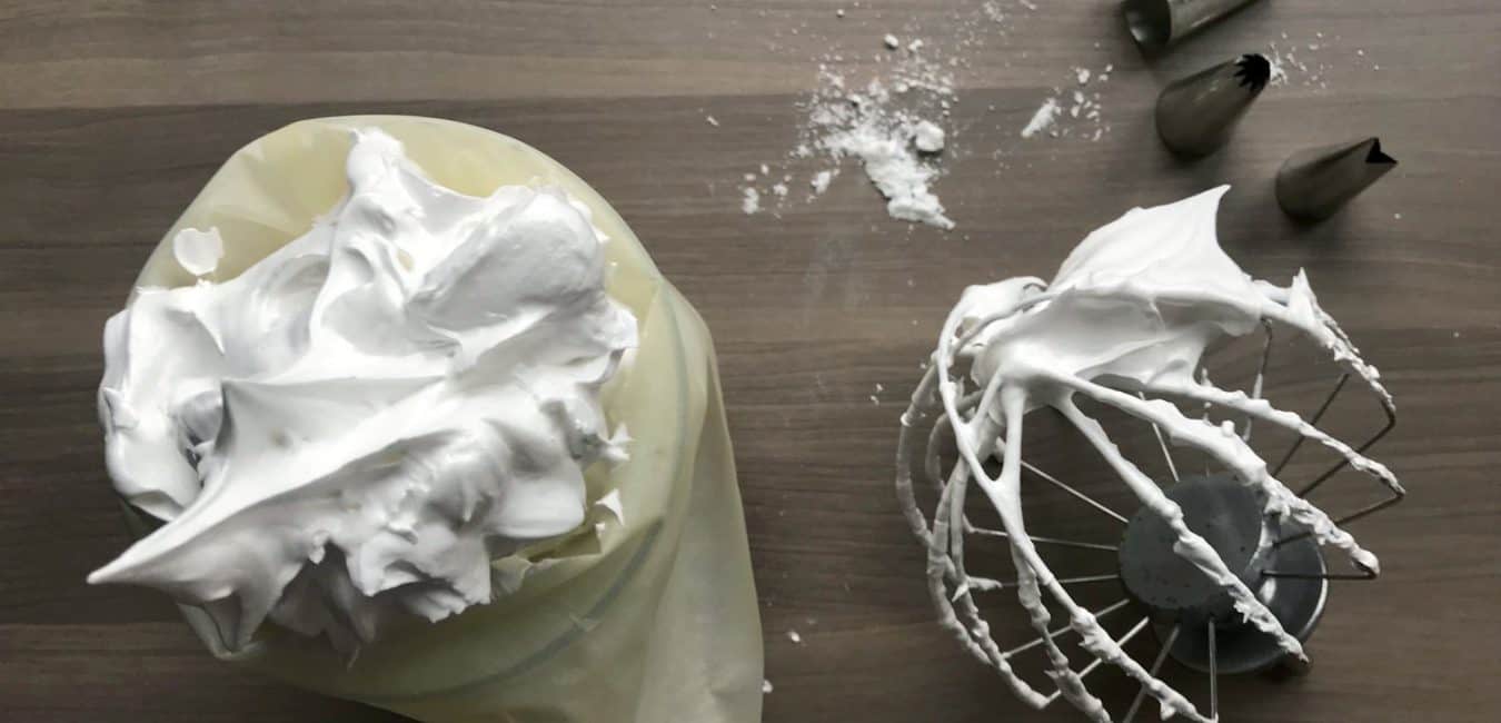 Mini dortíčky Pavlova se šlehačkou a ovocem