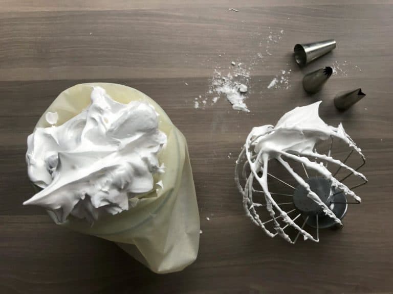 Mini dortíčky Pavlova se šlehačkou a ovocem