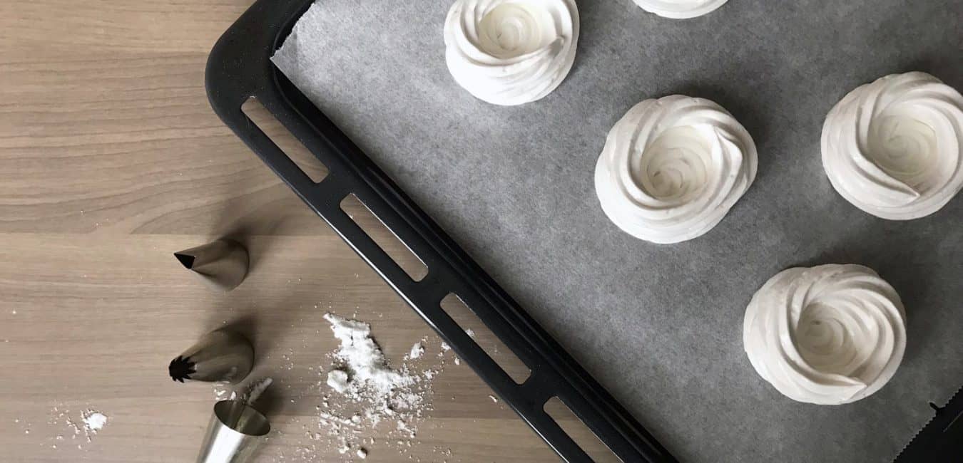 Mini dortíčky Pavlova se šlehačkou a ovocem