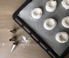 Mini dortíčky Pavlova se šlehačkou a ovocem