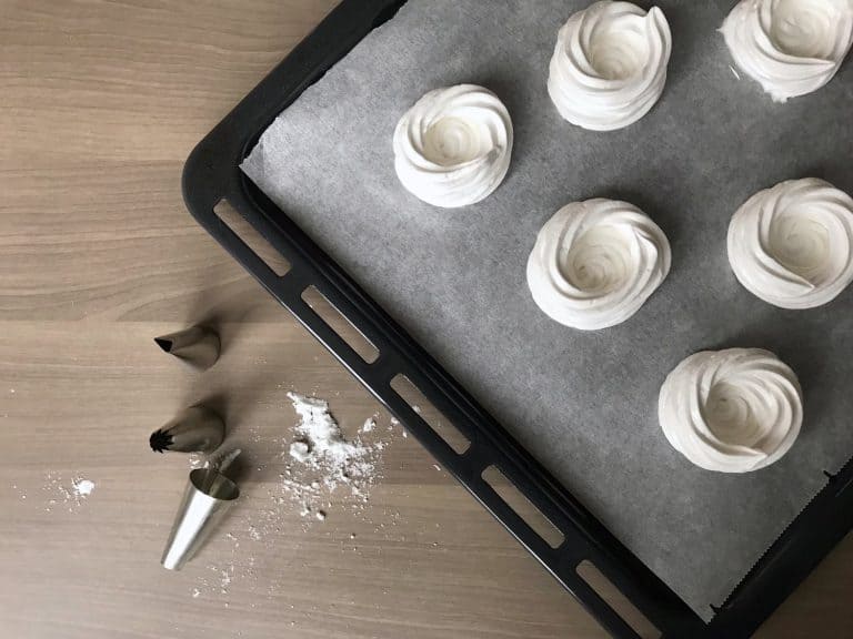 Mini dortíčky Pavlova se šlehačkou a ovocem