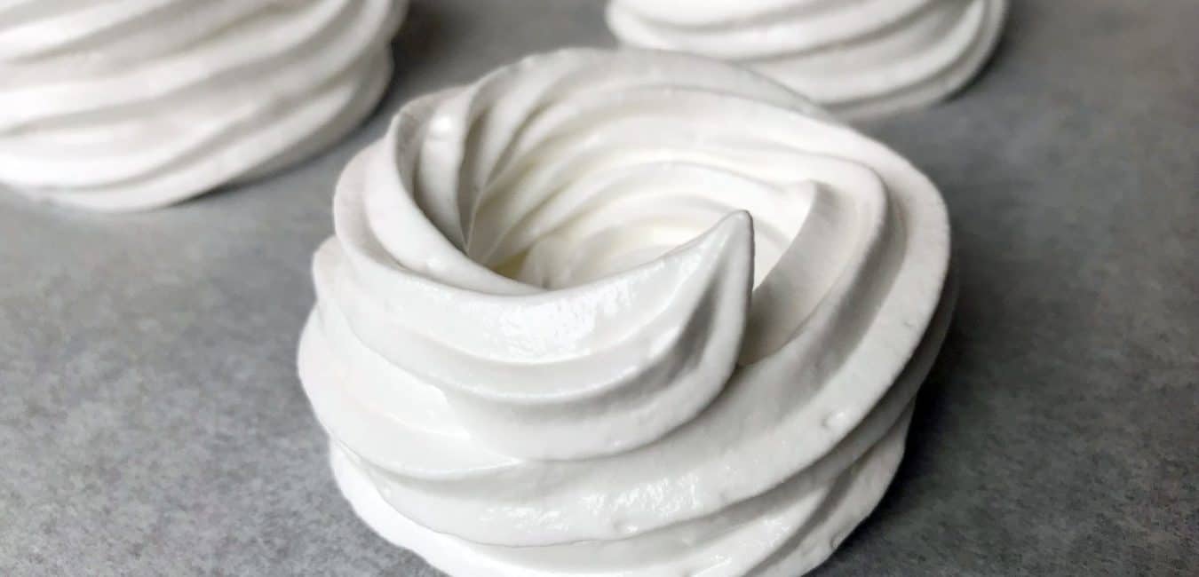 Mini dortíčky Pavlova se šlehačkou a ovocem