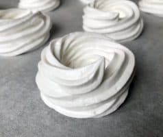 Mini dortíčky Pavlova se šlehačkou a ovocem