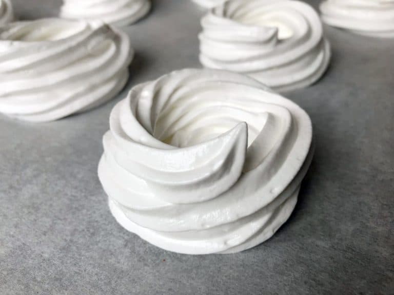 Mini dortíčky Pavlova se šlehačkou a ovocem