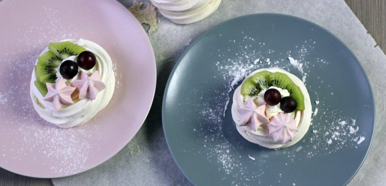 Mini dortíčky Pavlova se šlehačkou a ovocem