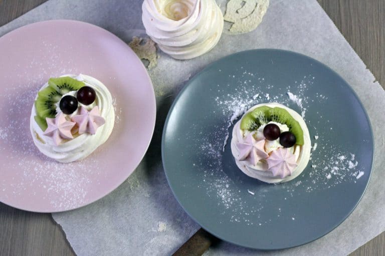 Mini dortíčky Pavlova se šlehačkou a ovocem