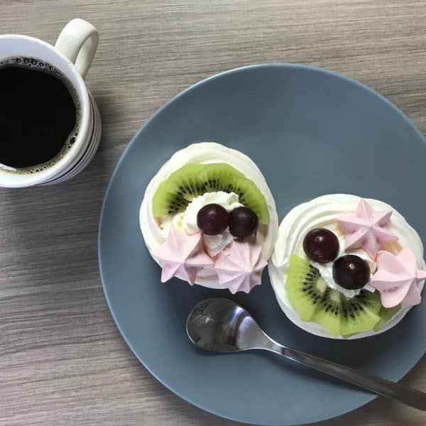 Mini dortíčky Pavlova se šlehačkou a ovocem