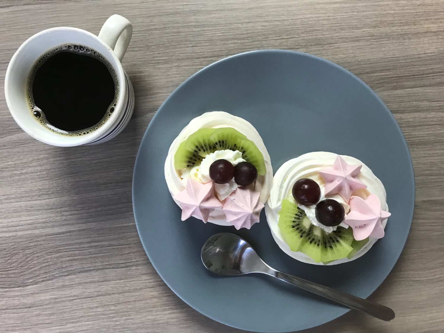 Mini dortíčky Pavlova se šlehačkou a ovocem