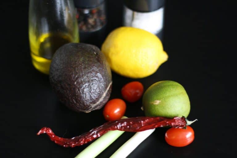 Avokádové guacamole (tradiční krémová mexická salsa)