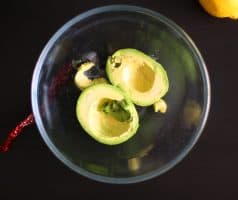 Avokádové guacamole (tradiční krémová mexická salsa)