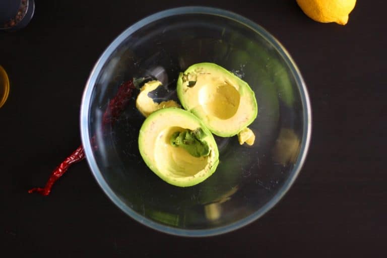 Avokádové guacamole (tradiční krémová mexická salsa)
