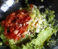 Avokádové guacamole (tradiční krémová mexická salsa)