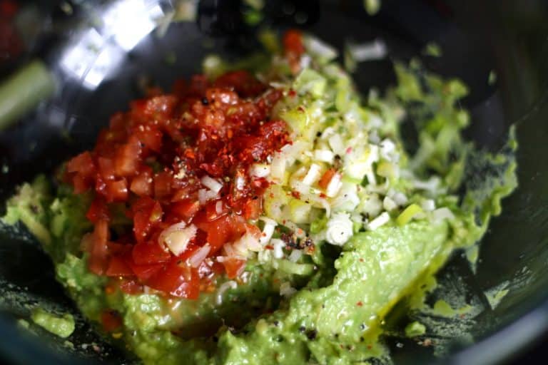 Avokádové guacamole (tradiční krémová mexická salsa)