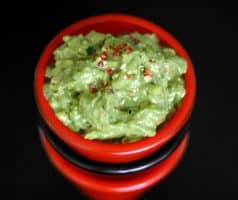 Avokádové guacamole (tradiční krémová mexická salsa)