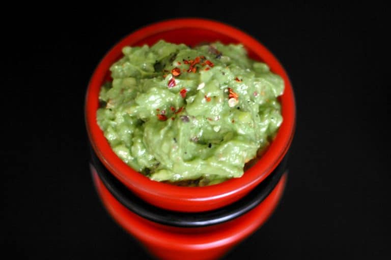 Avokádové guacamole (tradiční krémová mexická salsa)