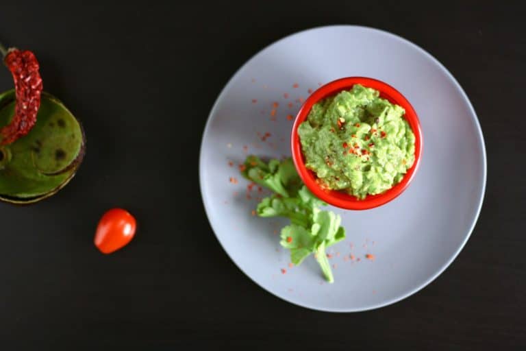 Avokádové guacamole (tradiční krémová mexická salsa)