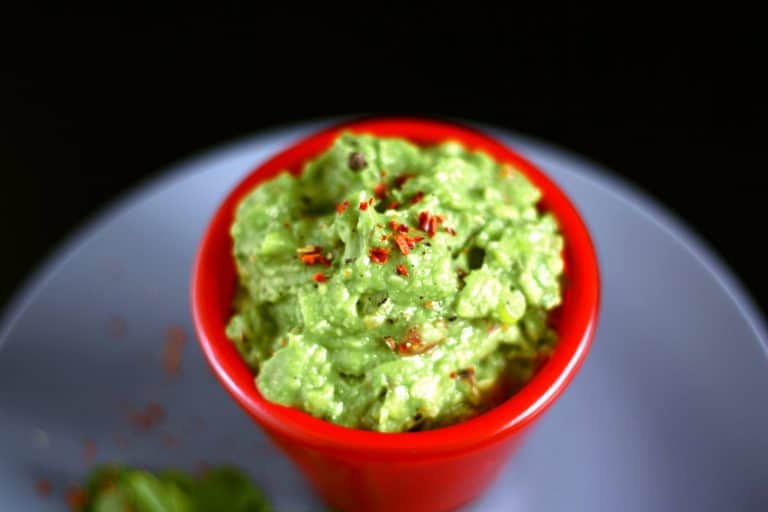 Avokádové guacamole (tradiční krémová mexická salsa)
