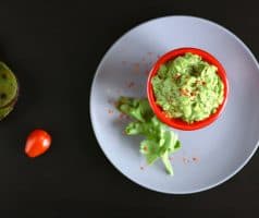 Avokádové guacamole (tradiční krémová mexická salsa)