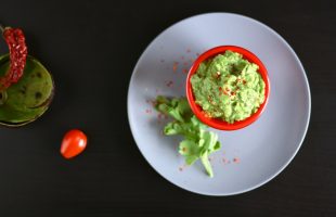 Avokádové guacamole (tradiční krémová mexická salsa)