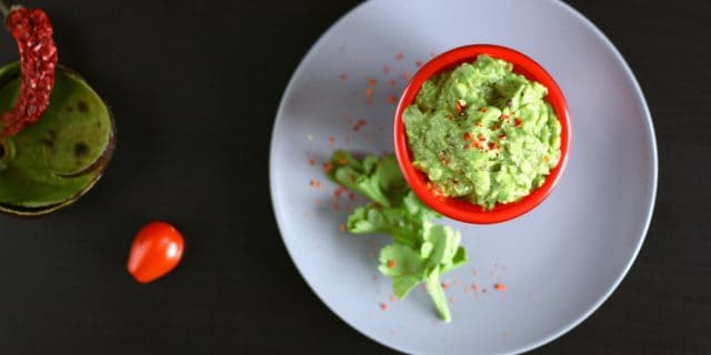 Avokádové guacamole (tradiční krémová mexická salsa)