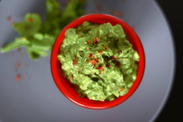 Chlebíček s avokádovým guacamole, uzeným lososem a koprem