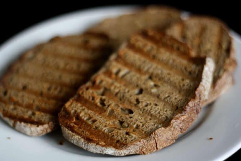 Chlebíček s avokádovým guacamole, uzeným lososem a koprem