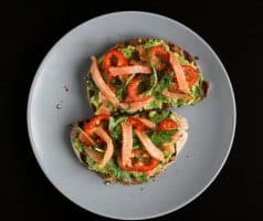 Chlebíček s avokádovým guacamole, uzeným lososem a koprem