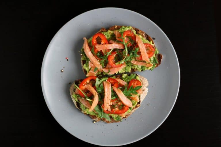 Chlebíček s avokádovým guacamole, uzeným lososem a koprem