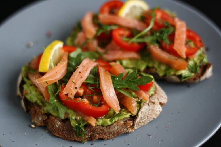 Chlebíček s avokádovým guacamole, uzeným lososem a koprem