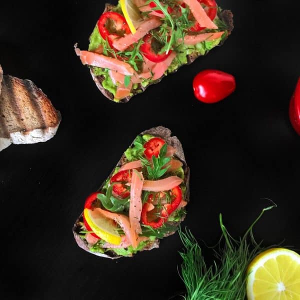 Chlebíček s avokádovým guacamole, uzeným lososem a koprem