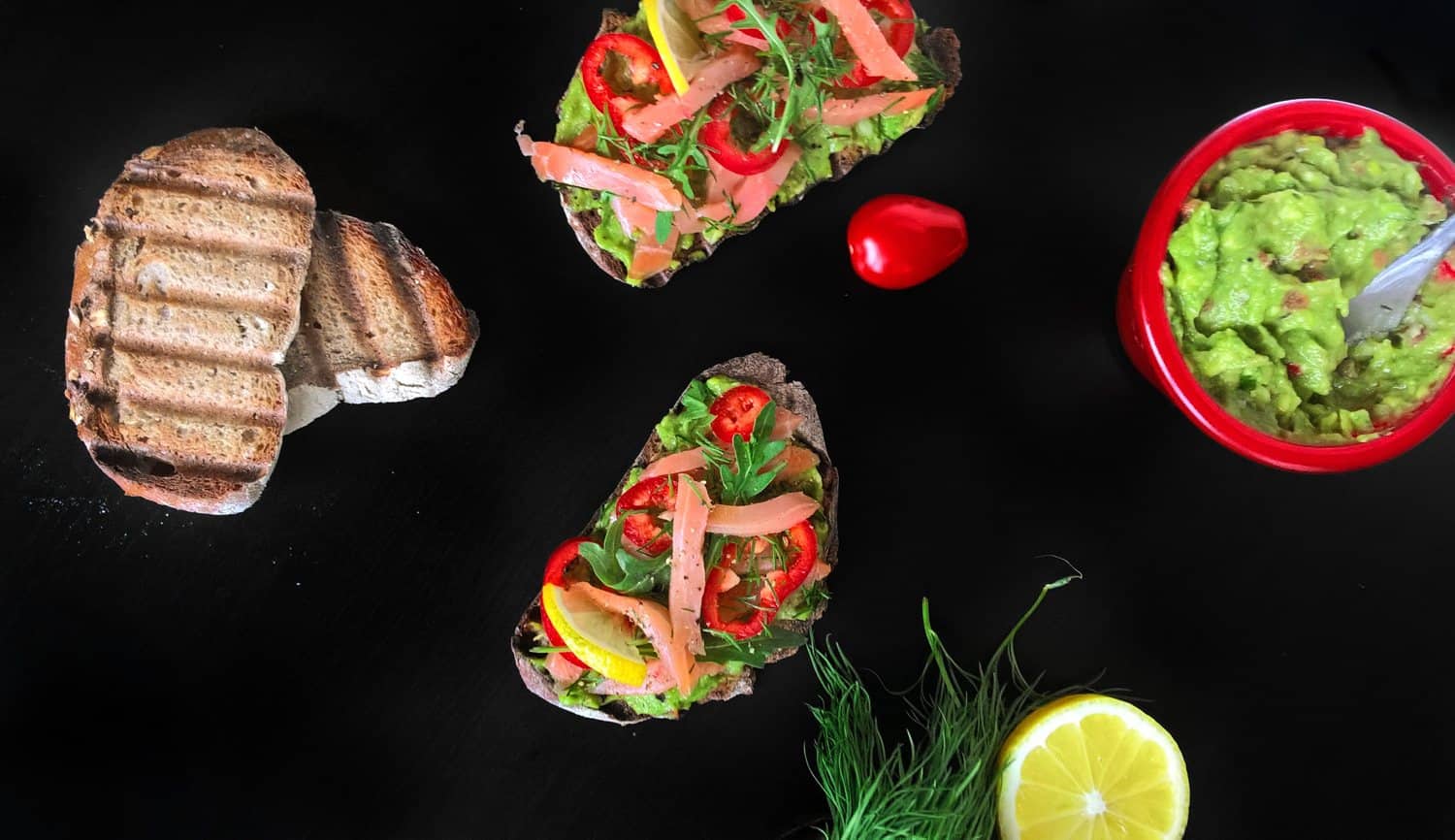 Chlebíček s avokádovým guacamole, uzeným lososem a koprem