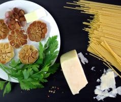 Těstoviny s pečeným česnekem a parmazánem