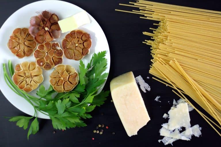 Těstoviny s pečeným česnekem a parmazánem