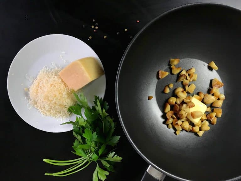 Těstoviny s pečeným česnekem a parmazánem