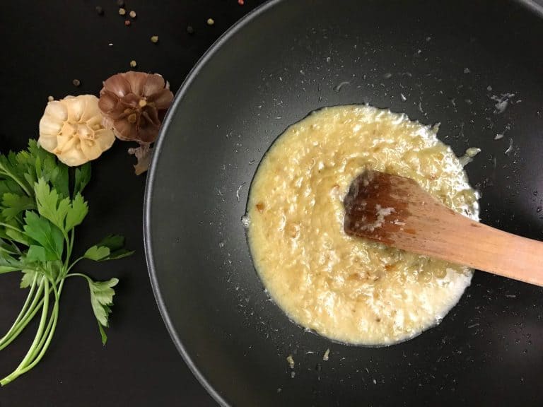 Těstoviny s pečeným česnekem a parmazánem