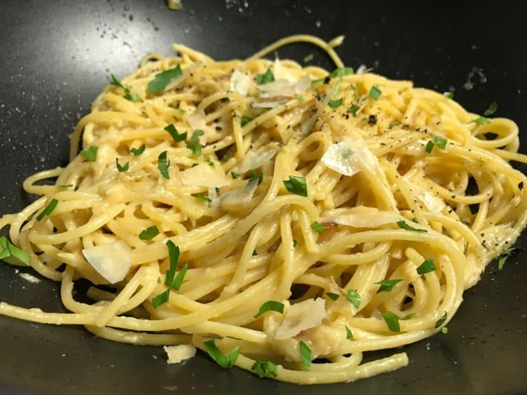 Těstoviny s pečeným česnekem a parmazánem