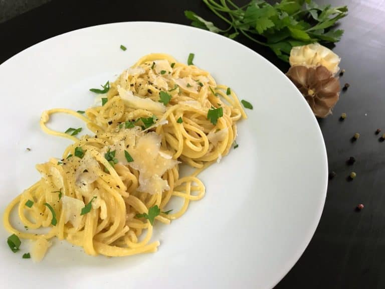 Těstoviny s pečeným česnekem a parmazánem