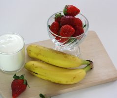 Jahodové smoothie s banánem a jogurtem