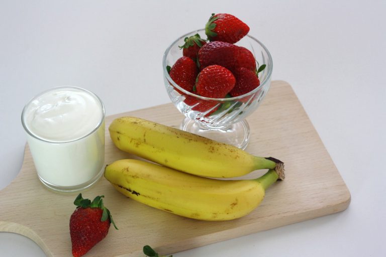 Jahodové smoothie s banánem a jogurtem