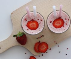 Jahodové smoothie s banánem a jogurtem