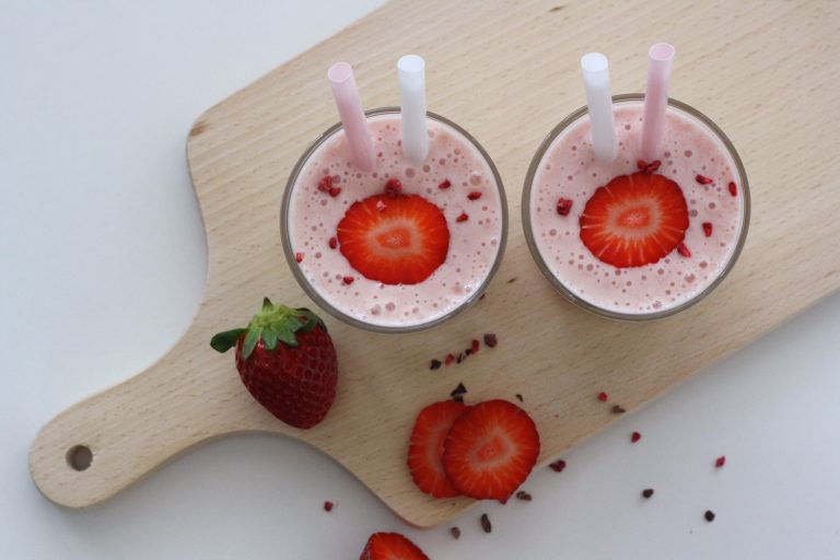Jahodové smoothie s banánem a jogurtem