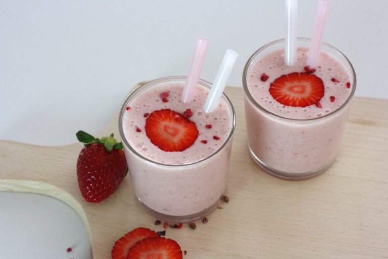 Jahodové smoothie s banánem a jogurtem