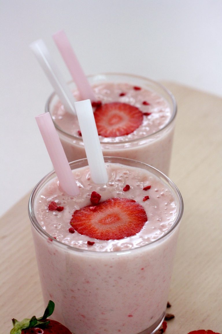 Jahodové smoothie s banánem a jogurtem