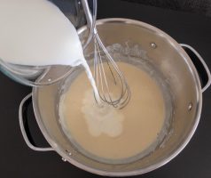 Postupné ředění jíšky mlékem na bešamel