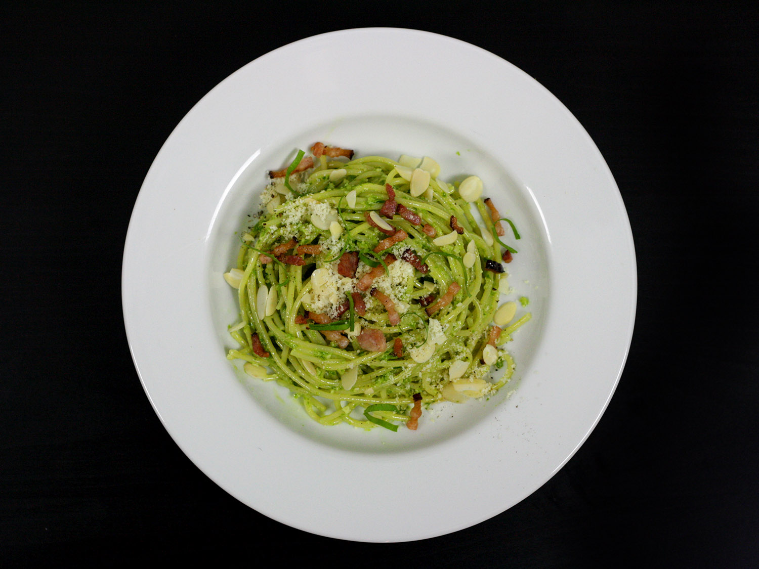 Těstoviny s medvědím pestem, slaninou a mandlemi